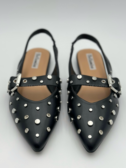 Sapatos slingback com tachas e brilhantes
