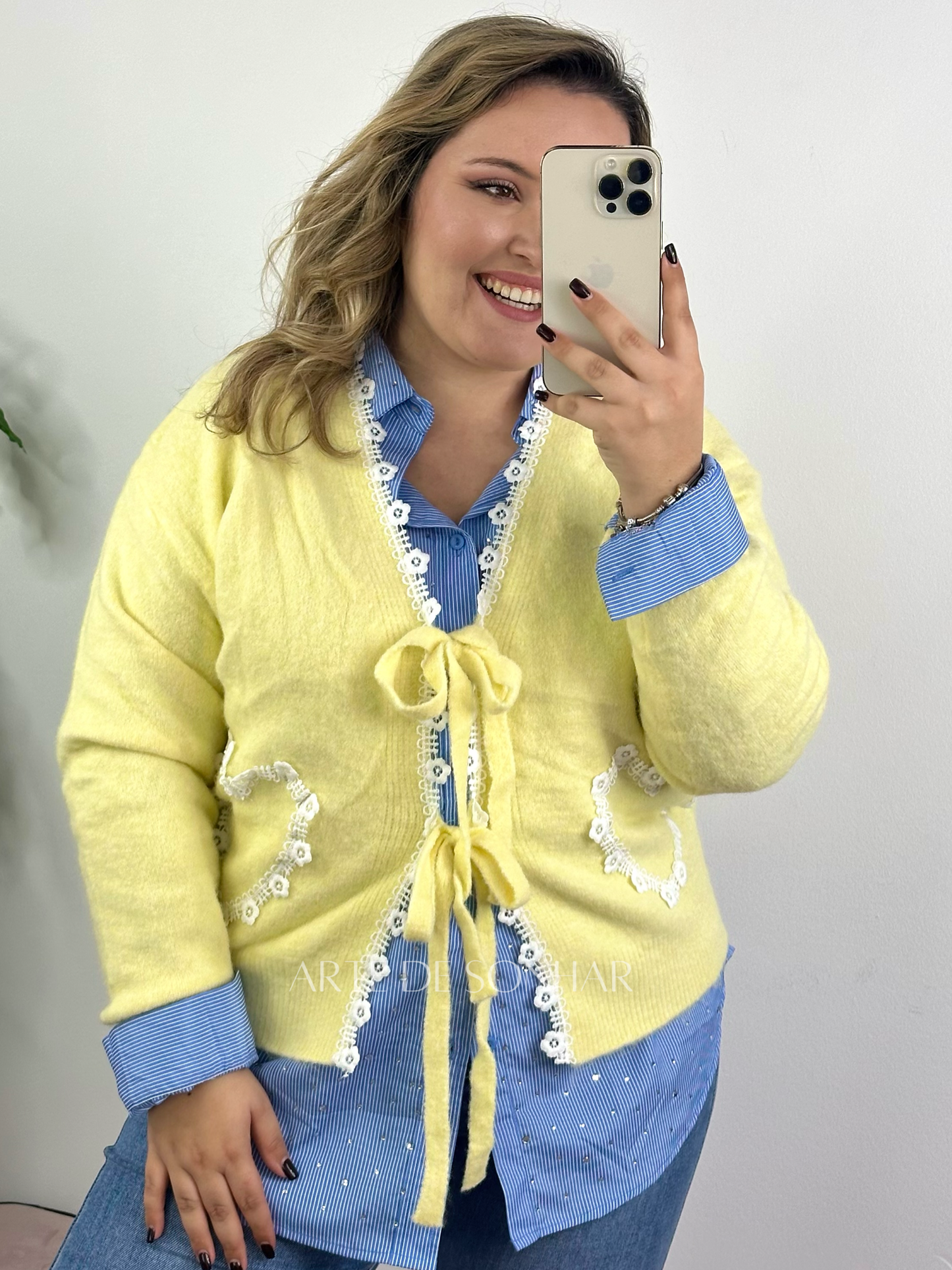 Casaco de malha amarelo com renda de florzinhas