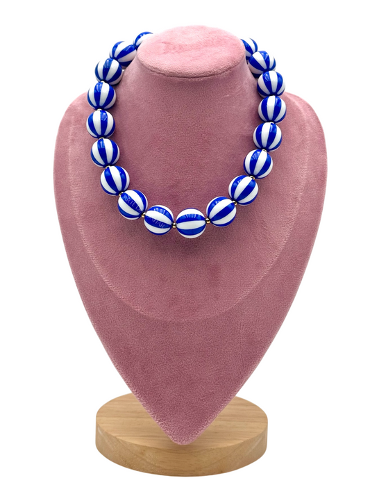 Colar de bolas azul e branco