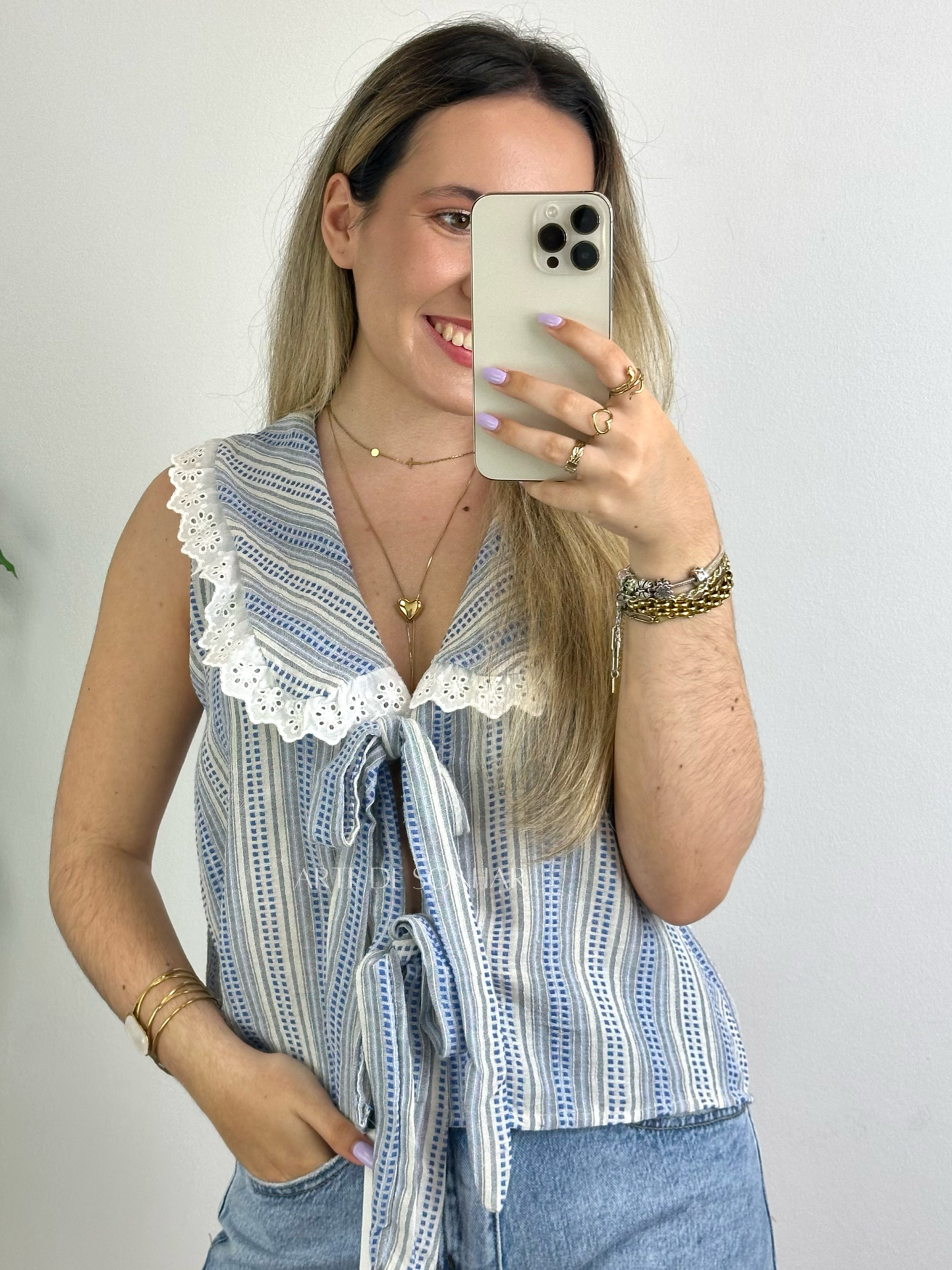 Blusa com atilhos e bordado inglês