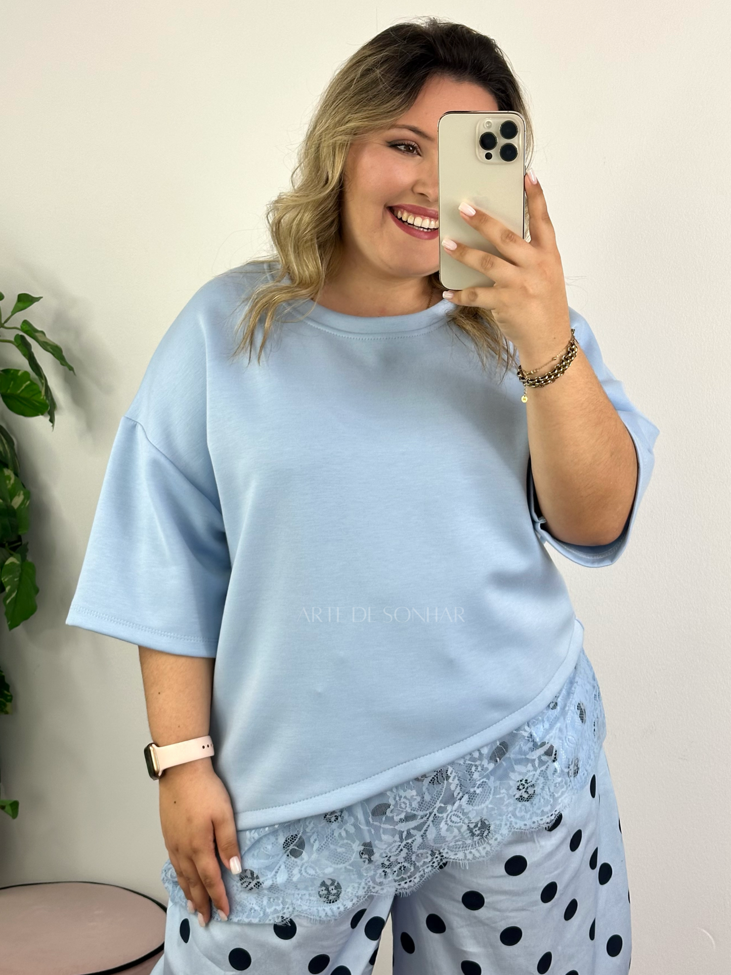 T-shirt azul céu assimétrica com renda