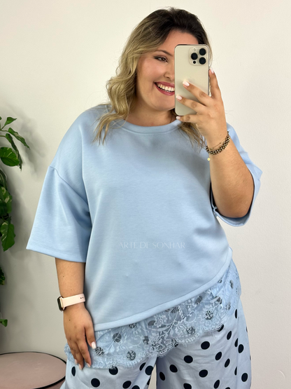 T-shirt azul céu assimétrica com renda