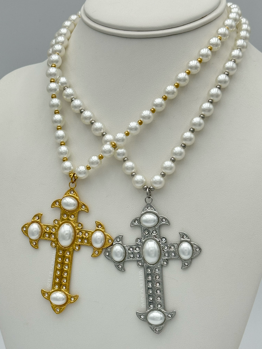 Colar da cruz com pérolas e brilhantes