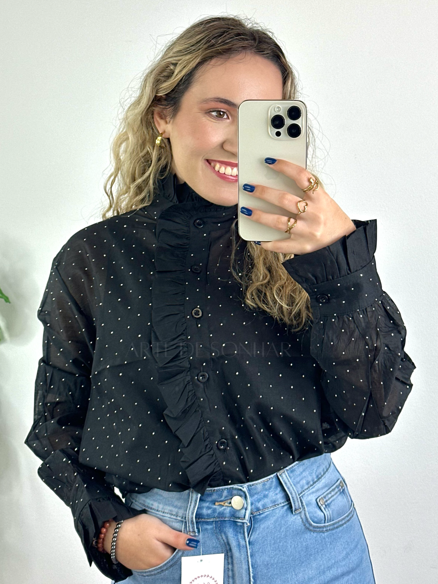 Camisa preta com transparências e folhos e brilhantes