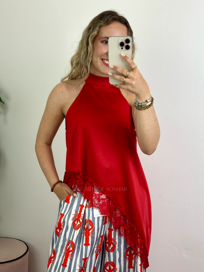 Top vermelho acetinado assimétrico com renda