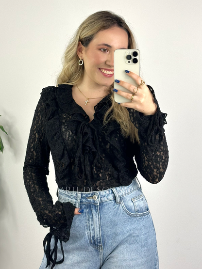 Blusa de renda com atilhos preta