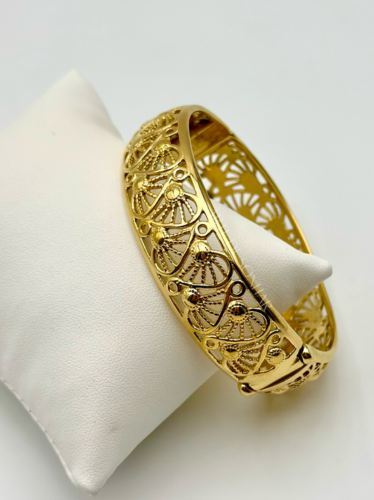 Pulseira rígida com corações efeito filigrana