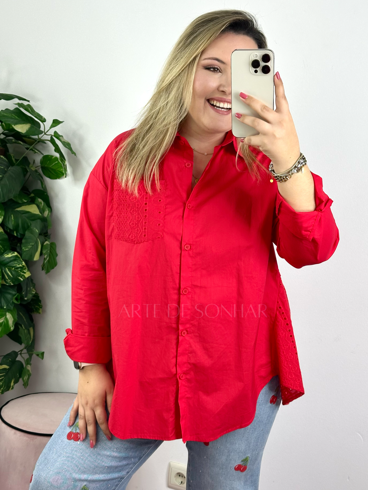 Camiseiro vermelho com bordado inglês