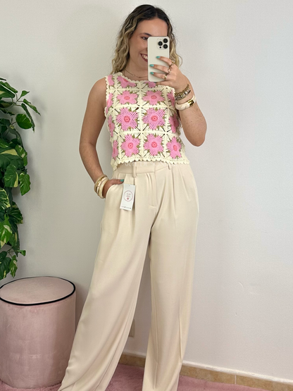 Top de crochet com flores rosa e bege