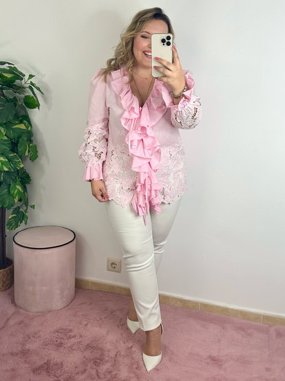 Blusa rosa com folhos e flores rendadas