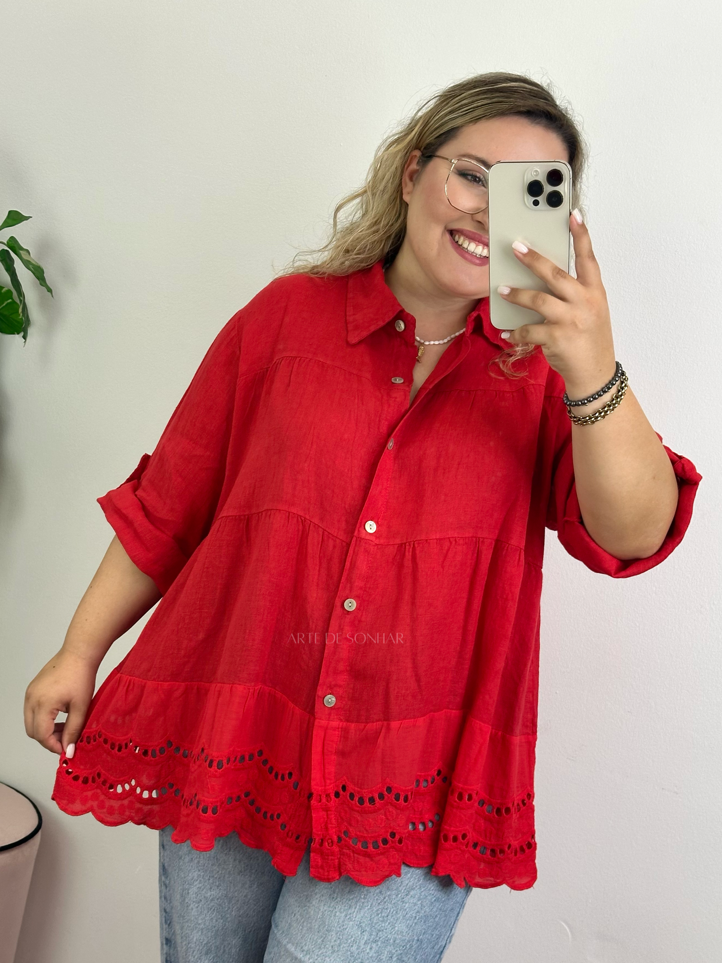 Camisa de linho vermelha com bordado inglês