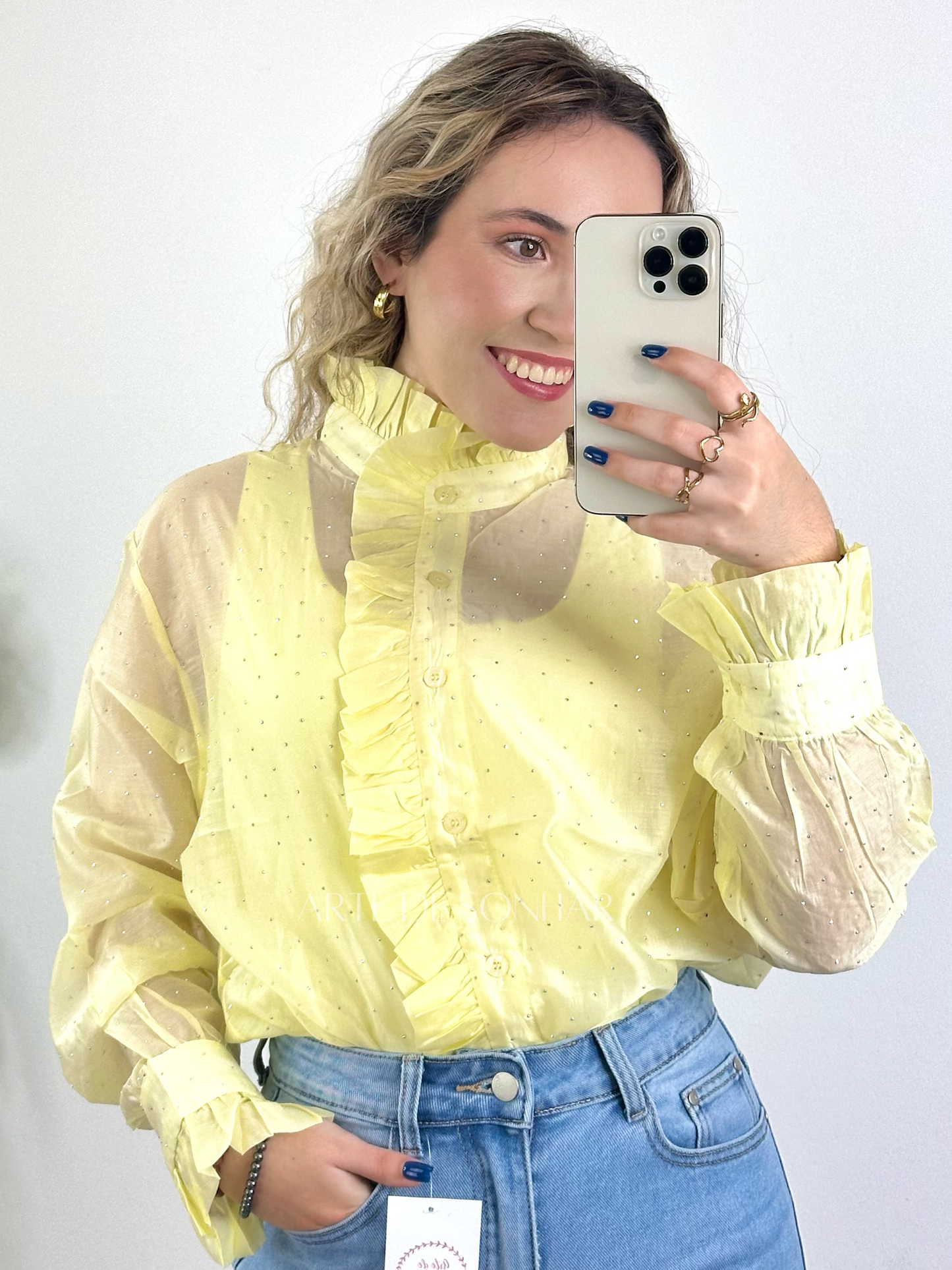 Camisa amarela com transparências e folhos e brilhantes