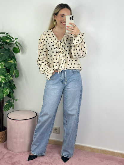 Blusa bege com bolinhas pretas e folhos