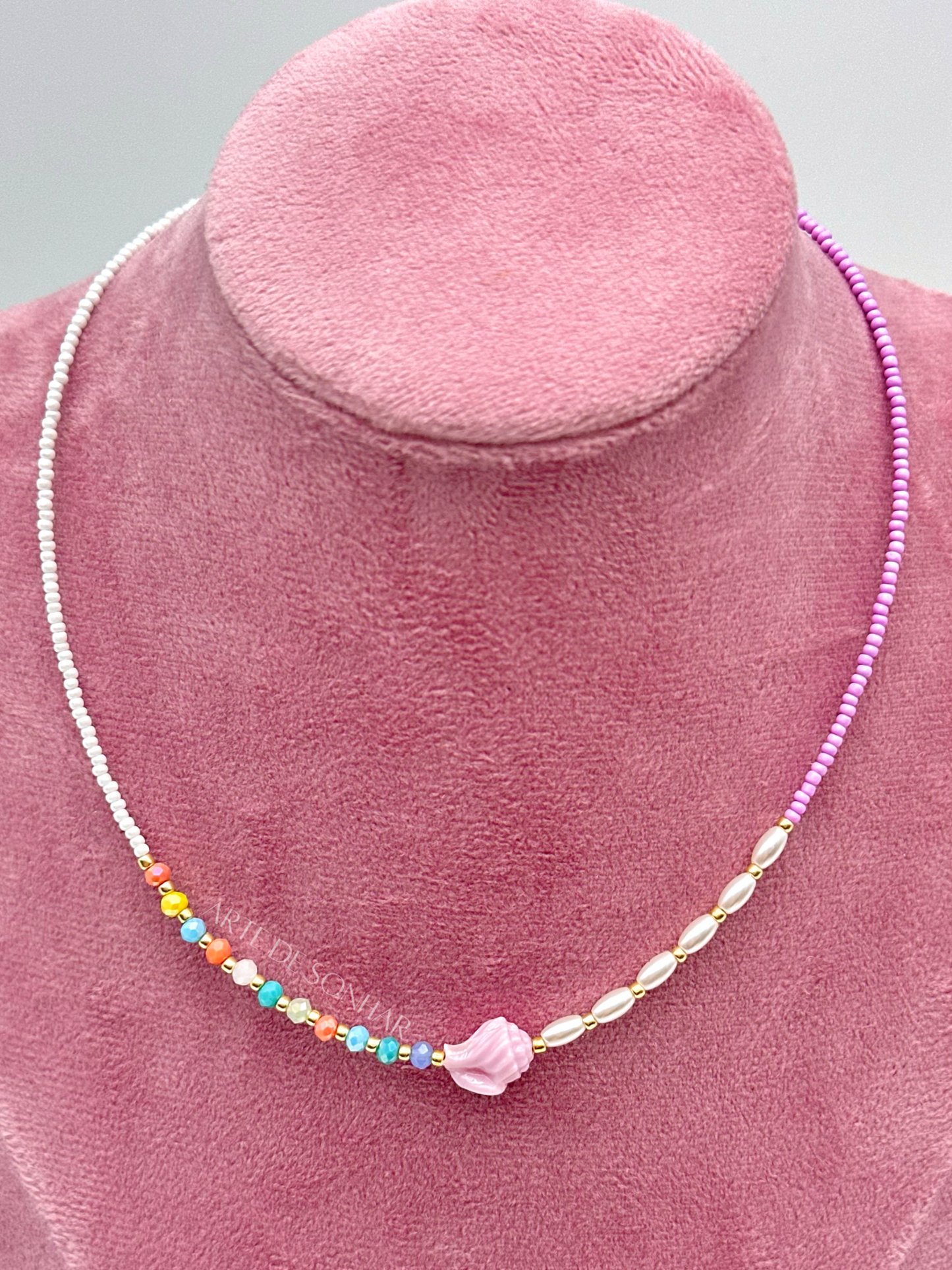 Colar de missangas e pérolas com búzio lavanda