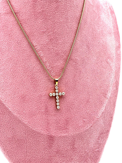 Colar dourado com cruz e brilhantes