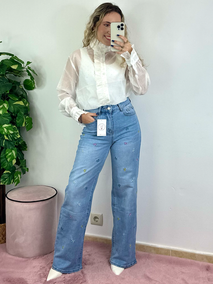 Camisa branca com transparências e folhos e brilhantes