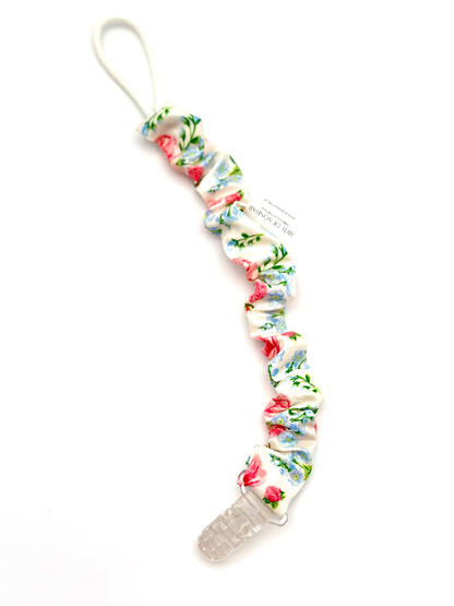 Prendedor de chucha branco com flores