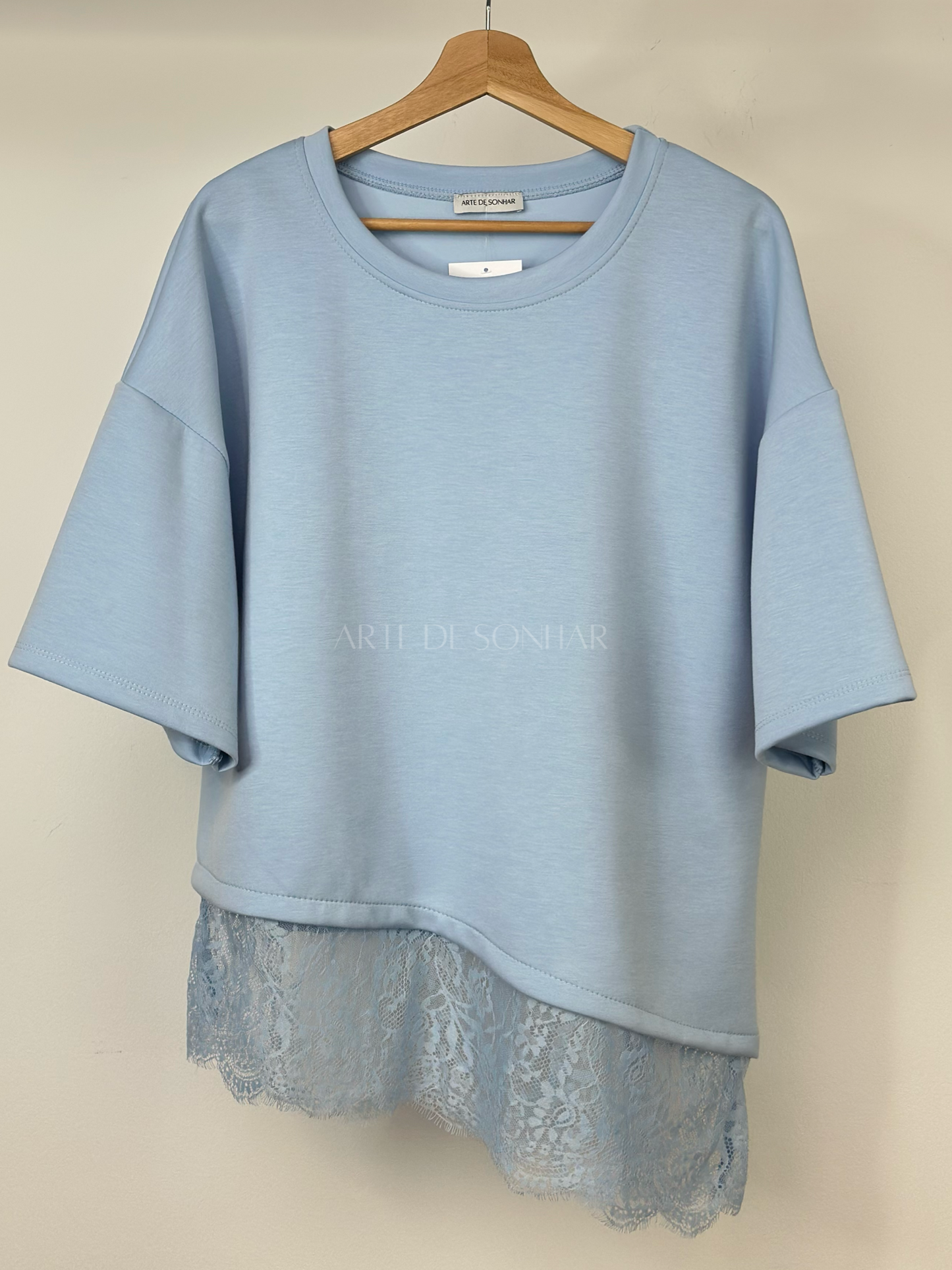 T-shirt azul céu assimétrica com renda