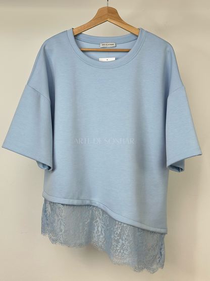 T-shirt azul céu assimétrica com renda