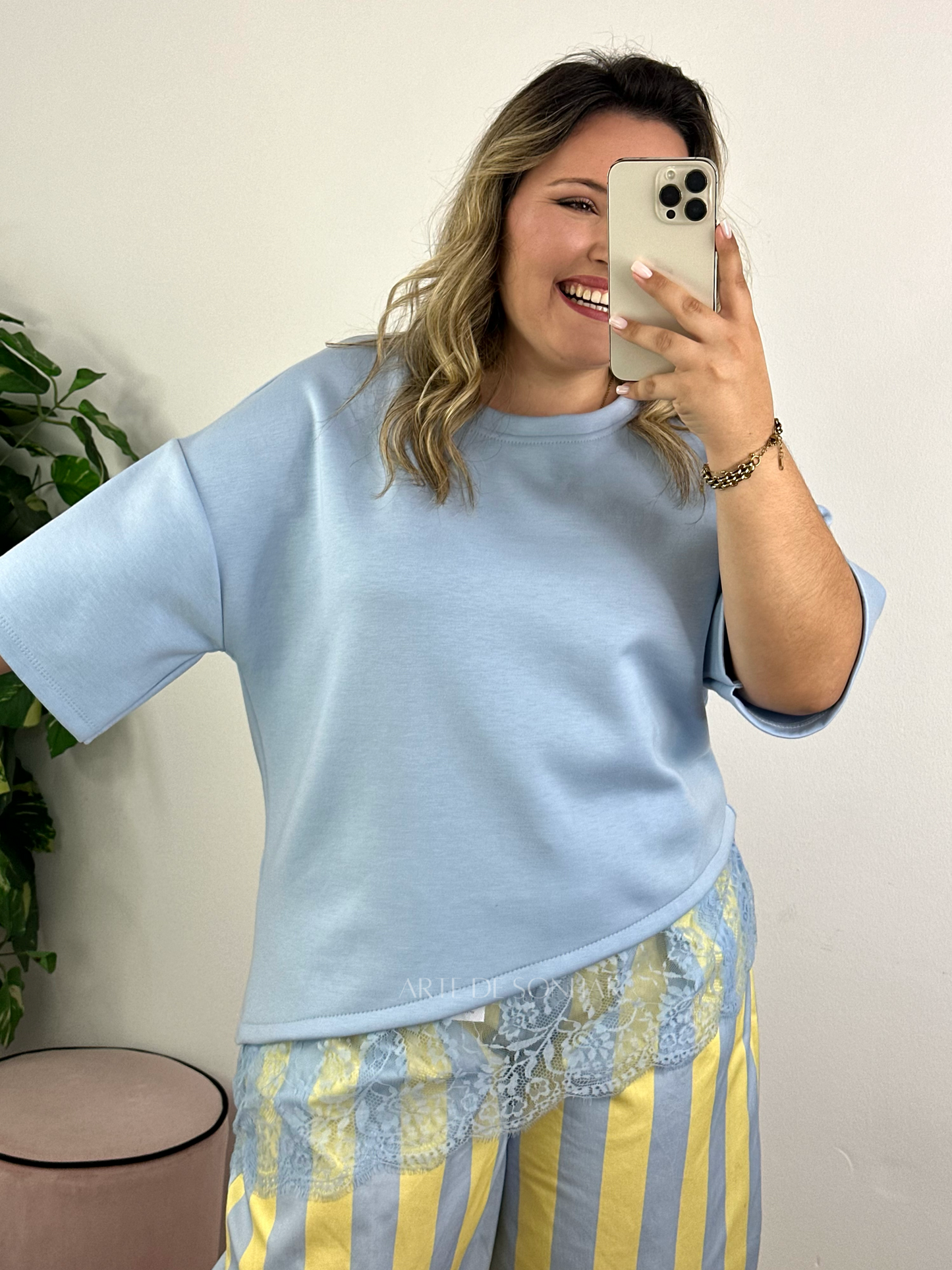 T-shirt azul céu assimétrica com renda