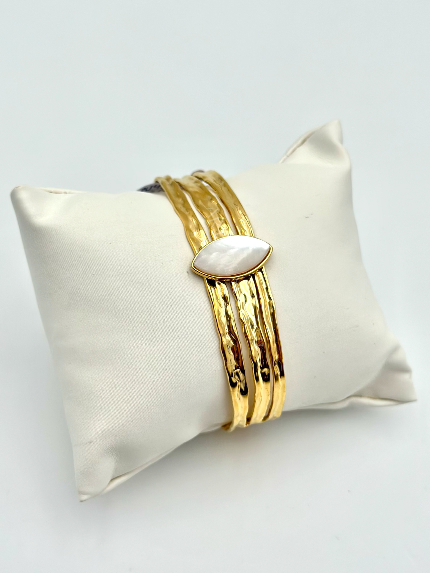 Pulseira com efeito triplo com madre pérola