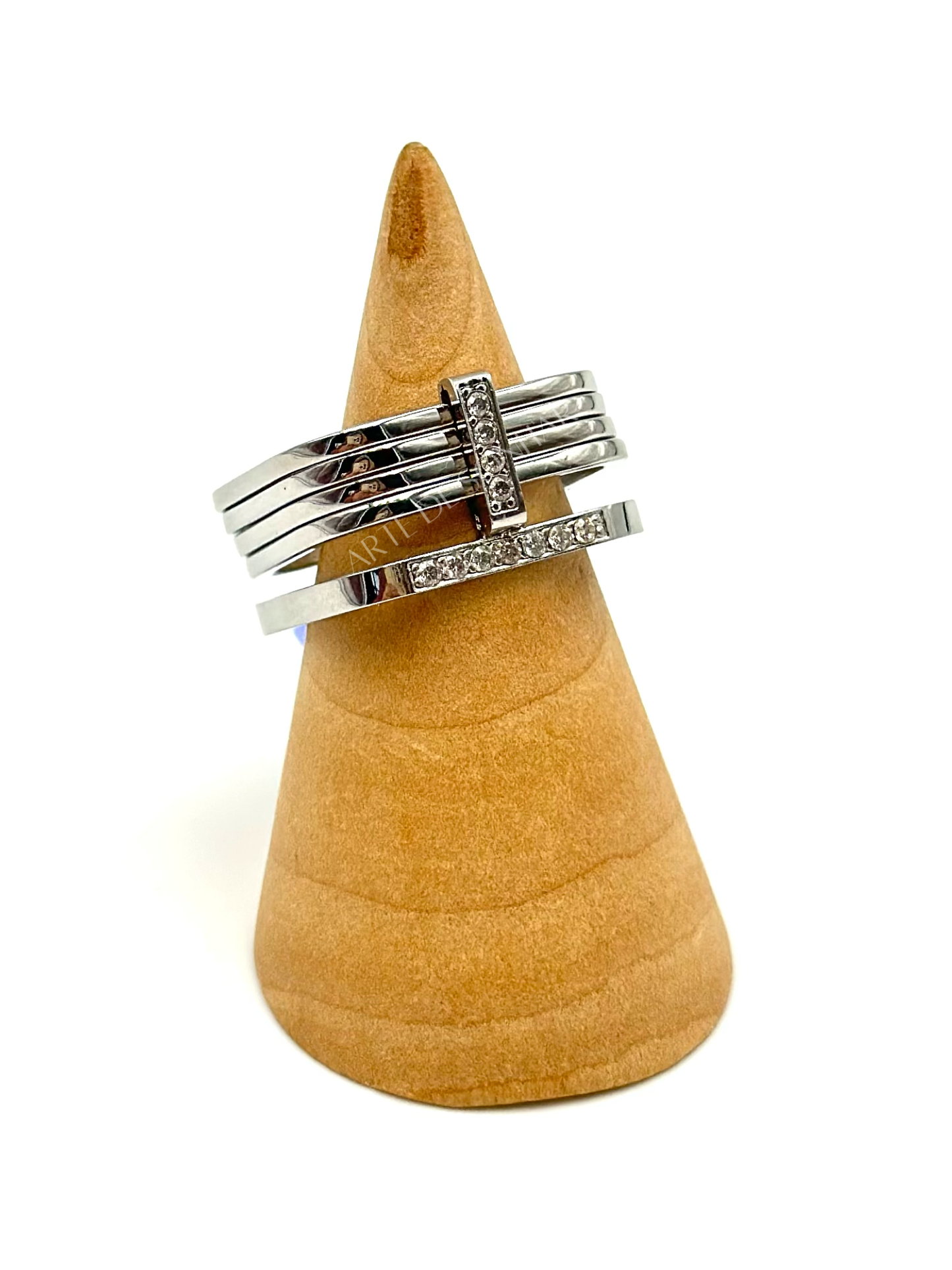 Anel quadrado prateado com brilhantes