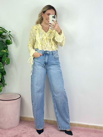 Blusa de renda com atilhos amarela