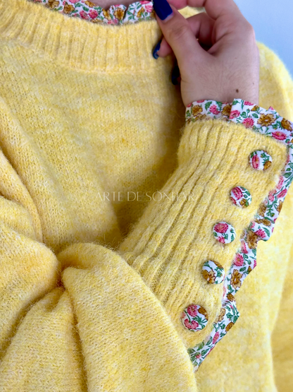 Camisola de malha amarela com florzinhas