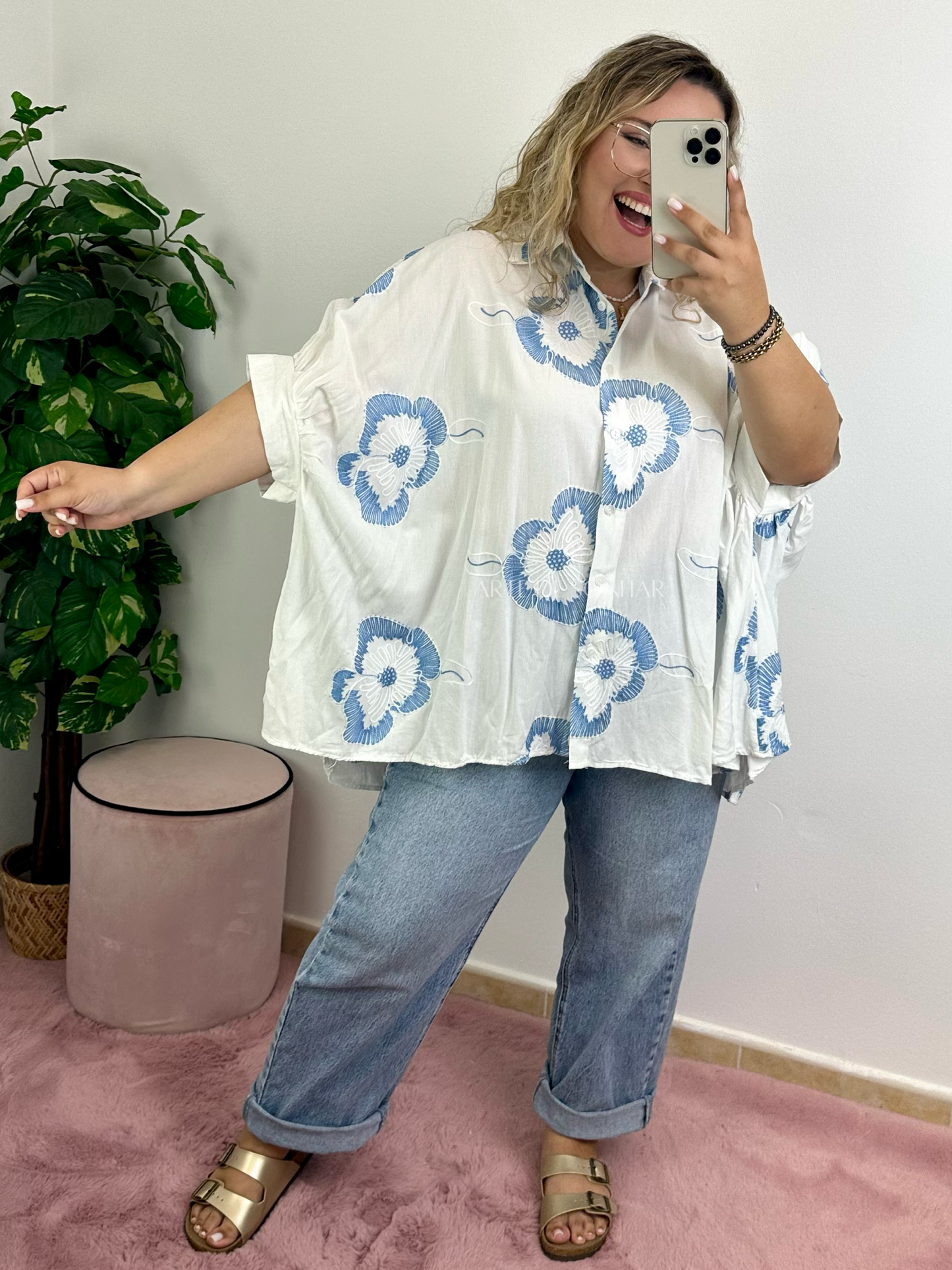 Camisa oversize branca com bordados azuis
