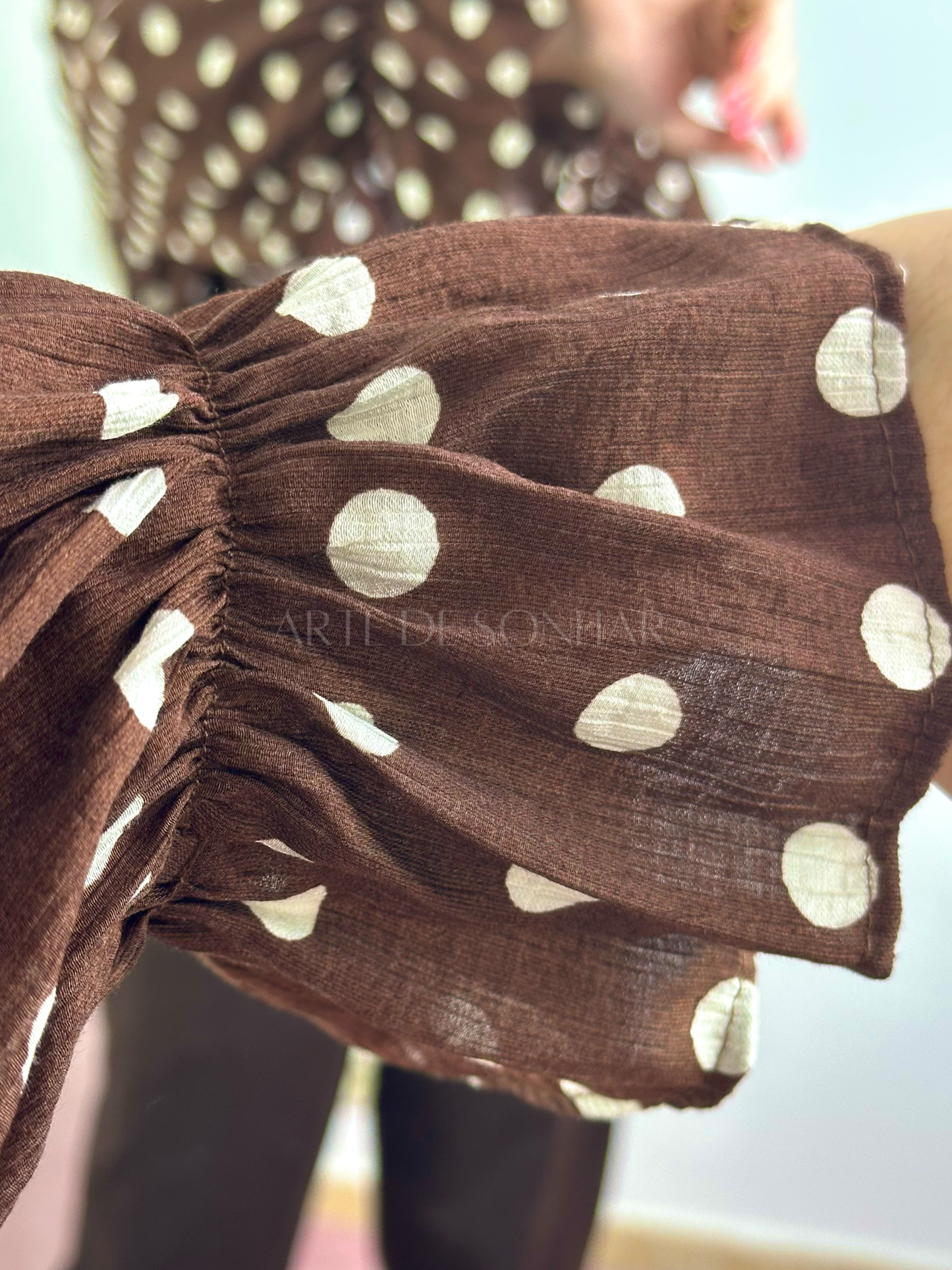 Blusa castanha de bolinhas beges com folhos