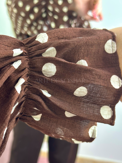 Blusa castanha de bolinhas beges com folhos