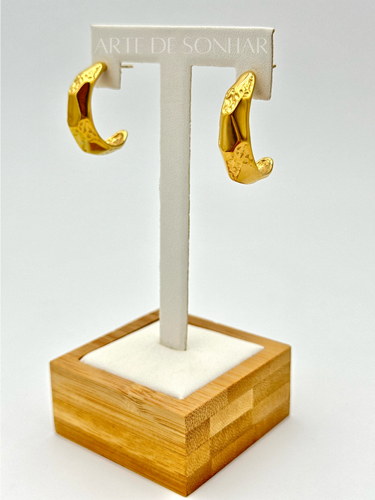 Brincos argolas com detalhes batidos
