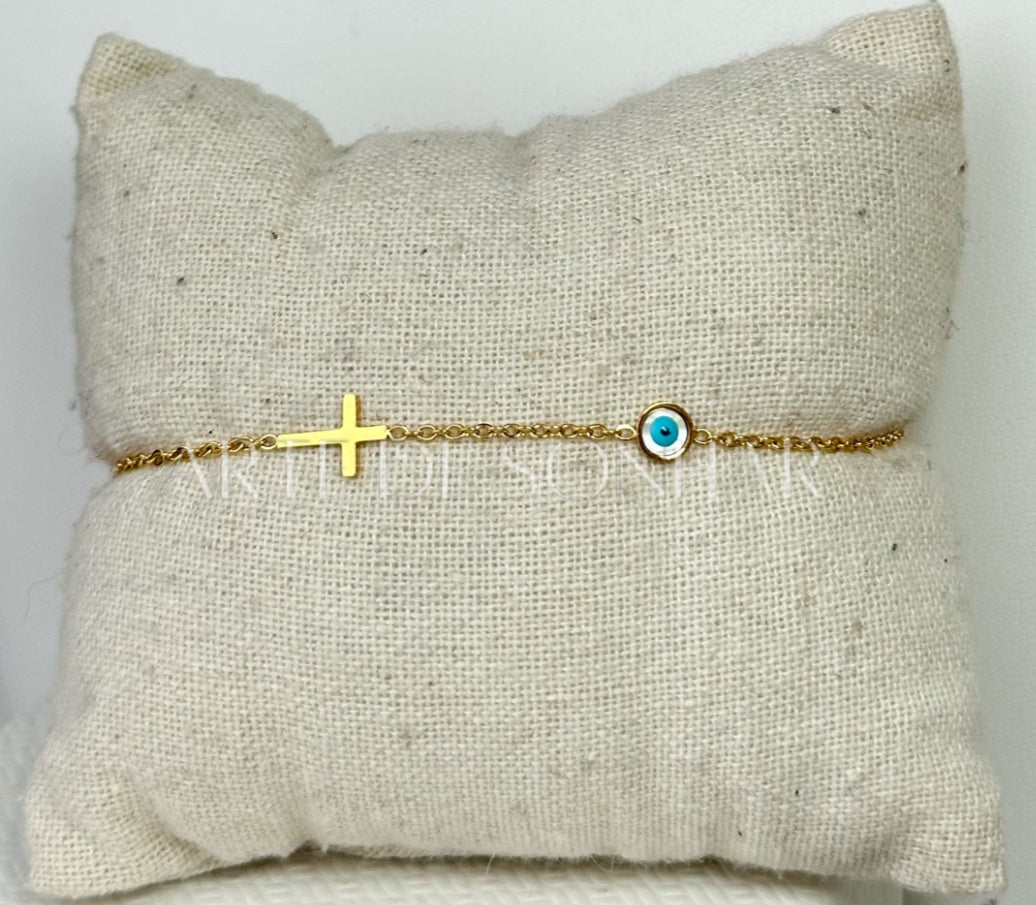 Pulseira dourada com cruz e olho