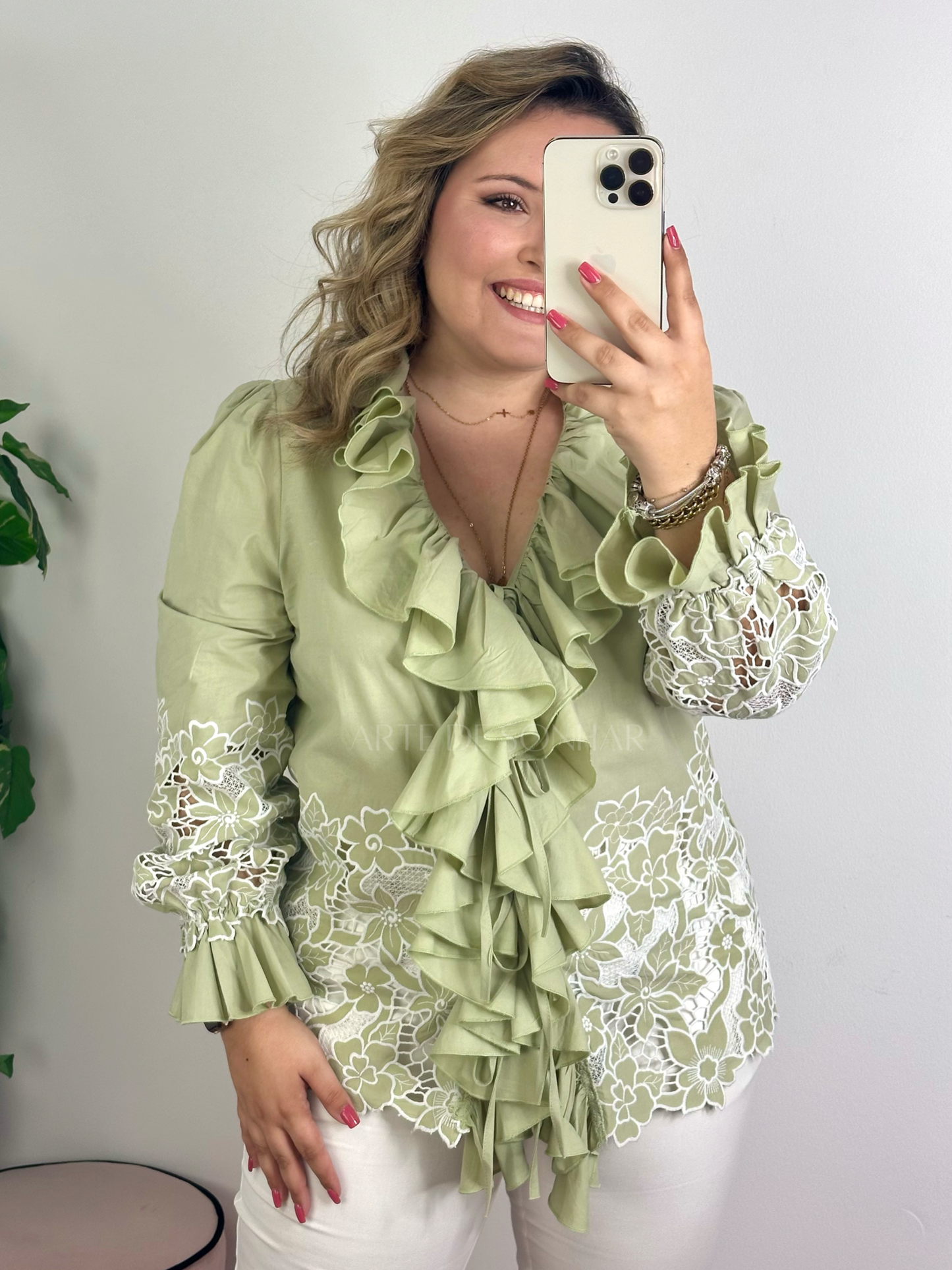 Blusa verde com folhos e flores rendadas