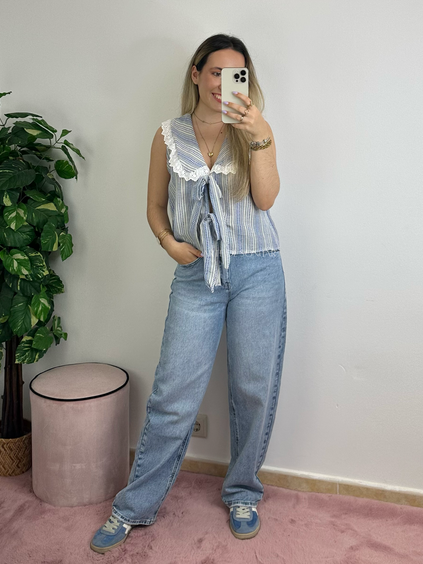 Blusa com atilhos e bordado inglês