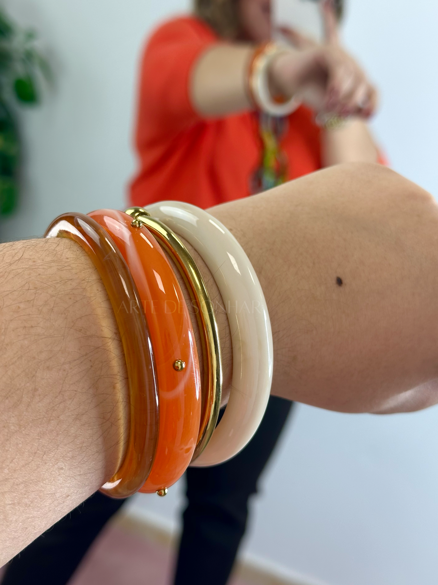 Conjunto de pulseiras laranja e bege