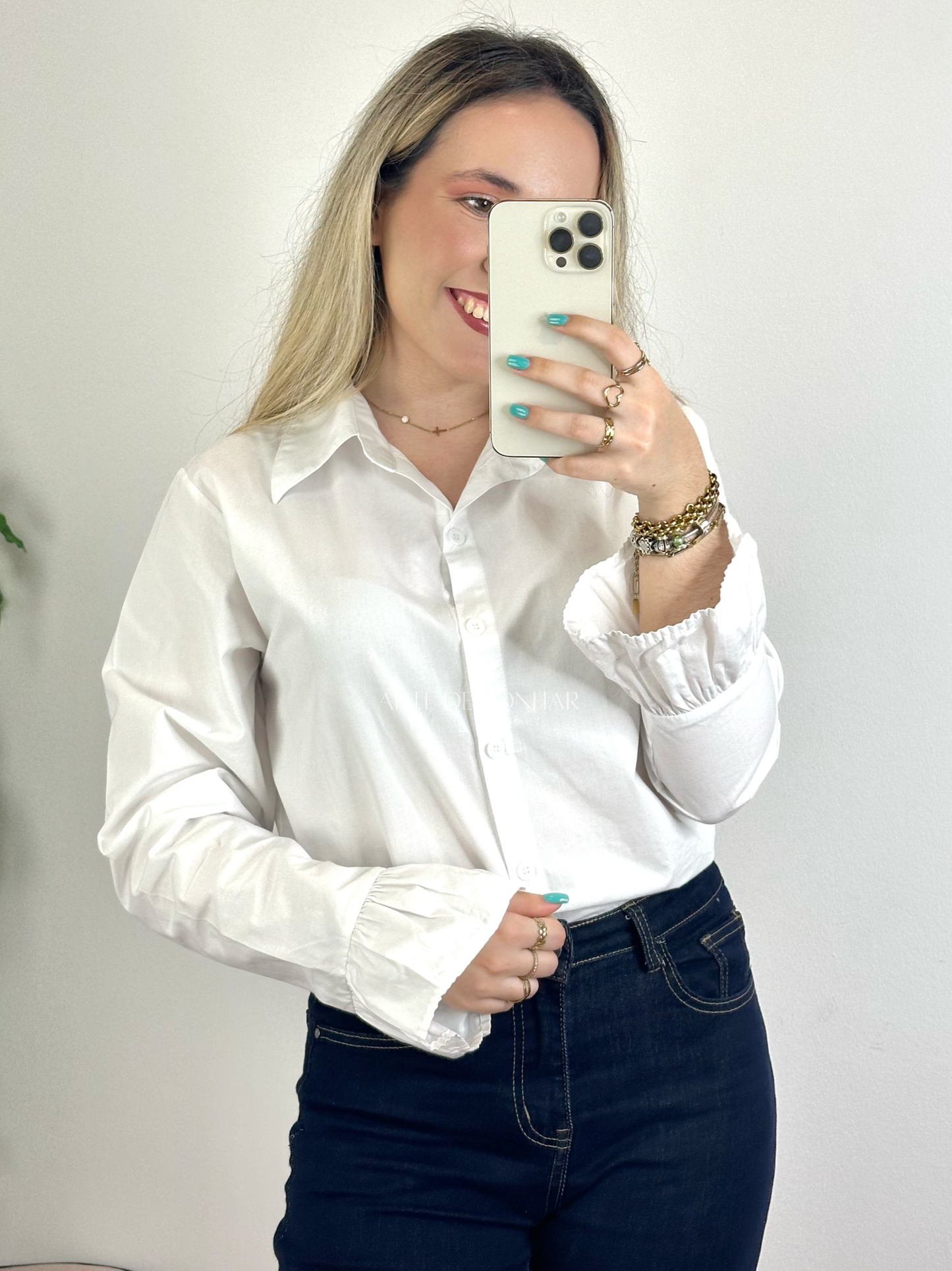 Camisa branca simples com folhos na manga