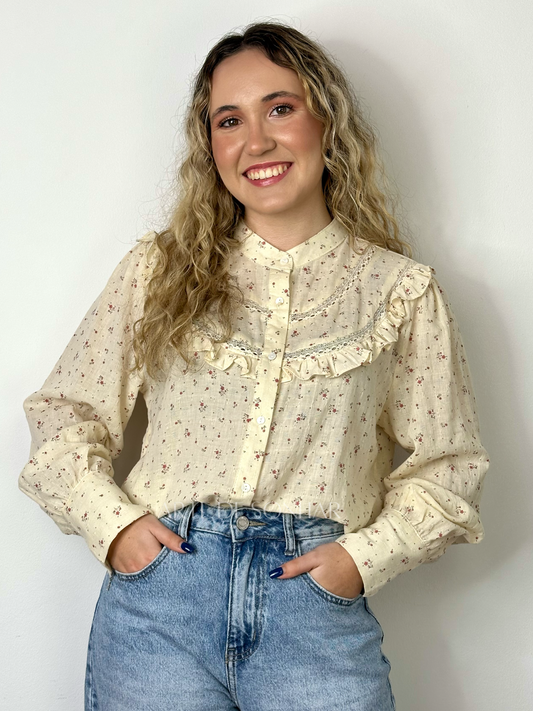 Camiseiro com padrão flores pequeninas com folho no peito