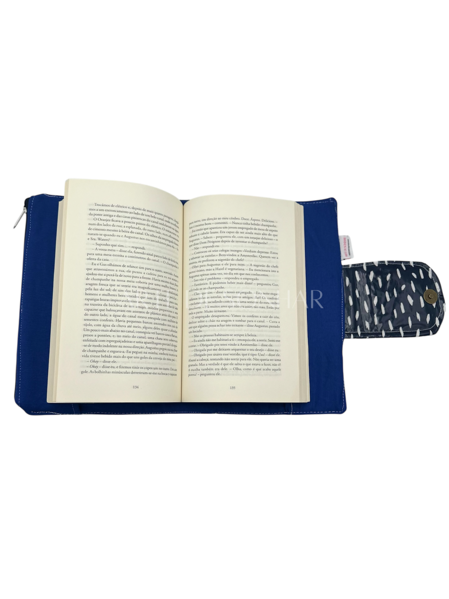 Capa de livro azul com detalhes brancos