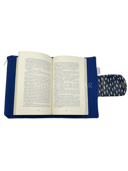 Capa de livro azul com detalhes brancos