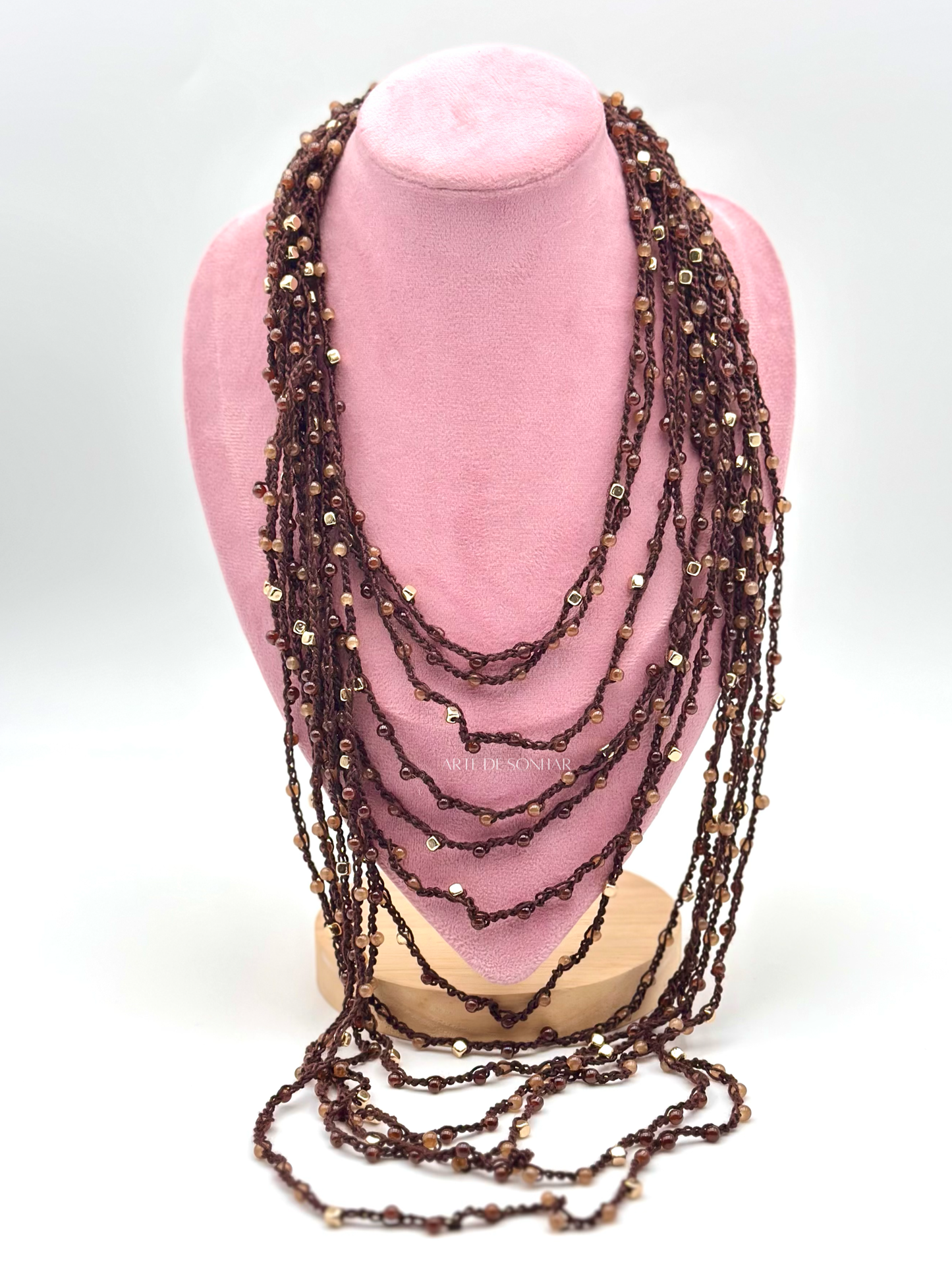 Colar castanho de várias voltas