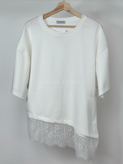 T-shirt branca assimétrica com renda