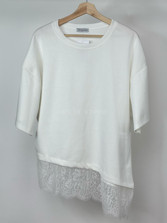 T-shirt branca assimétrica com renda