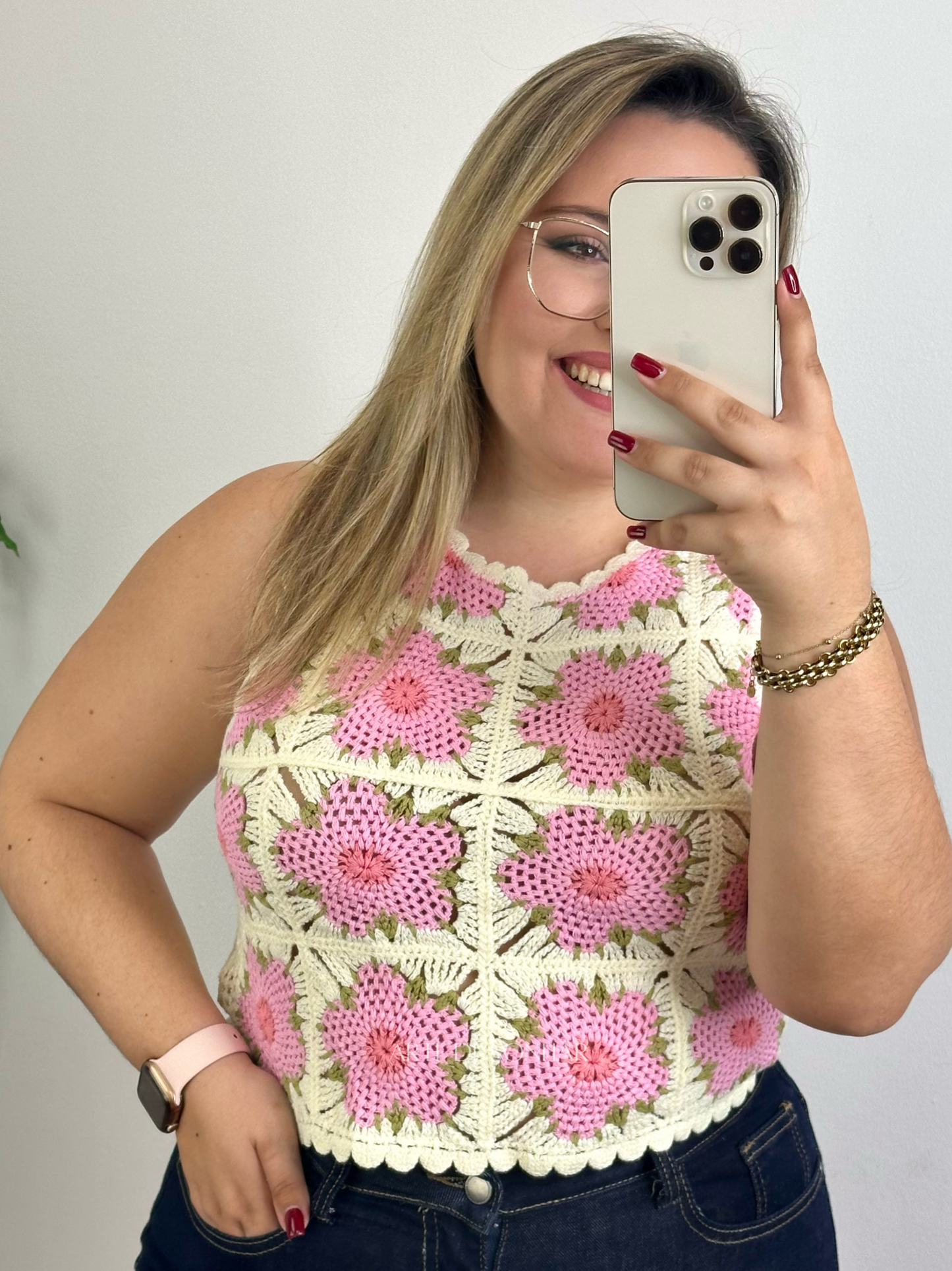 Top de crochet com flores rosa e bege