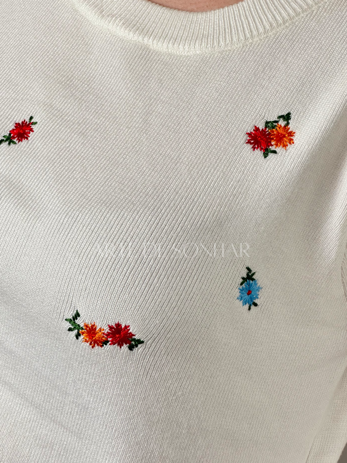 Camisola de malha branca com flores bordadas
