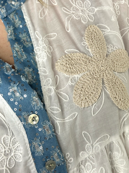 Blusa de bordados com ganga