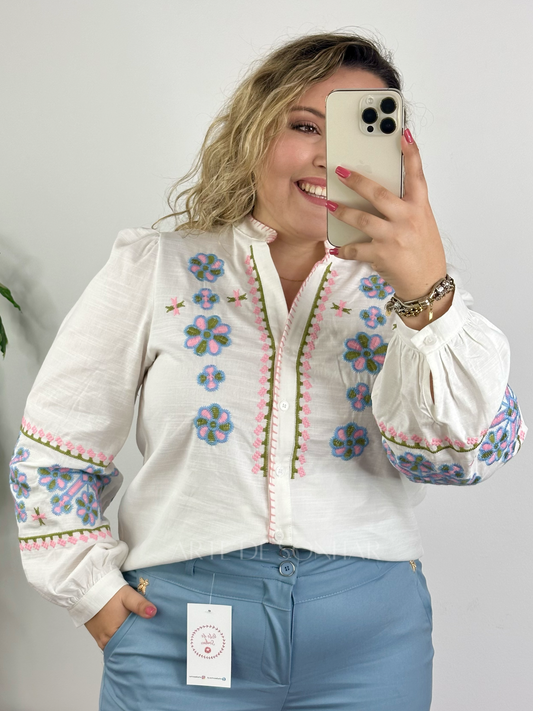 Camisa com flores bordadas