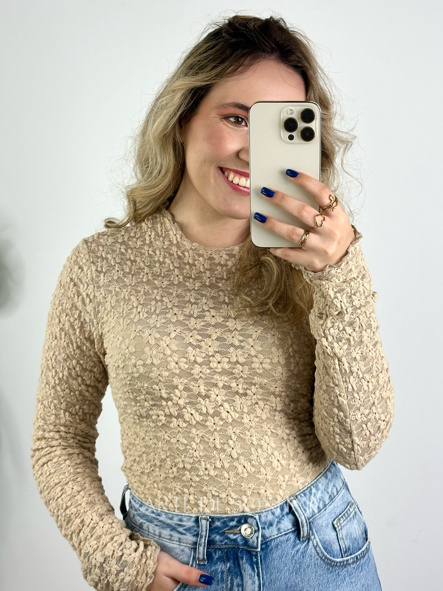 Camisola rendada de flores camel