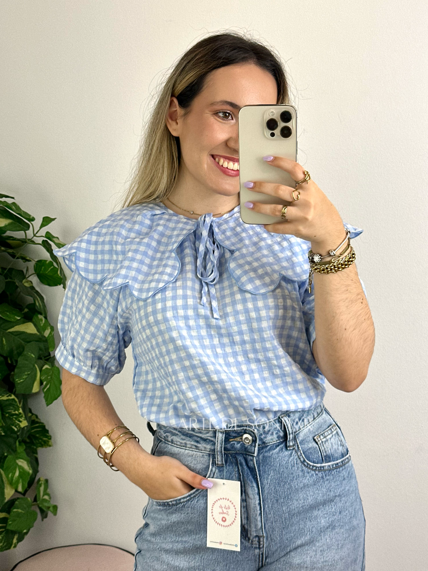 Blusa vichy azul com babados e manga curta
