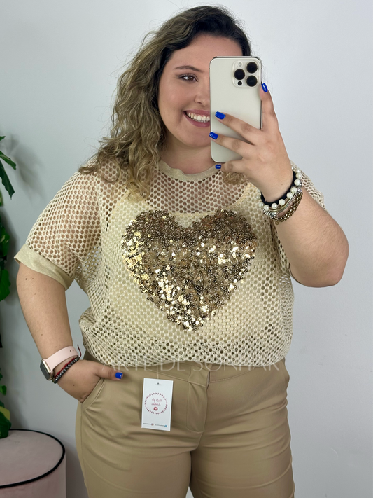 T-shirt perfurada com coração